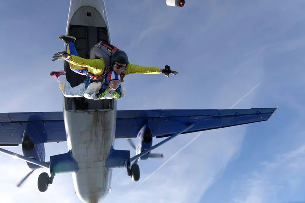 Parachutisme Tandem Fille Son Instructeur Volent Dans Ciel Bleu — Photo
