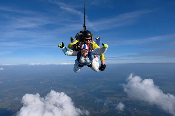 스카이 다이빙 그녀의 강사와 하늘에서 비행하는 — 스톡 사진