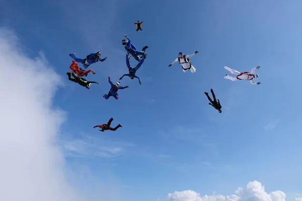 Skydiving Formasyon Atlayışı Bir Grup Paraşütçü Gökyüzünde — Stok fotoğraf