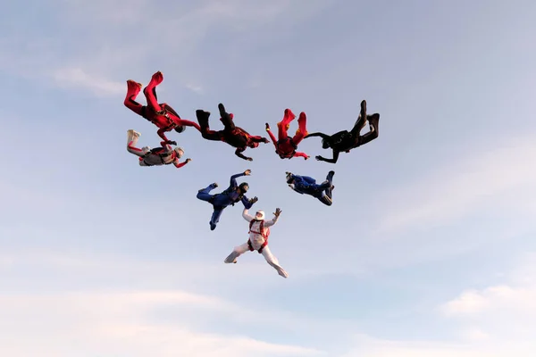 Skydiving. Formasyon atlayışı. Bir grup paraşütçü gökyüzünde..