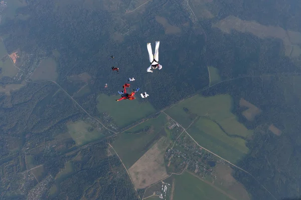 编队跳跃 一群跳伞者在天空中 — 图库照片