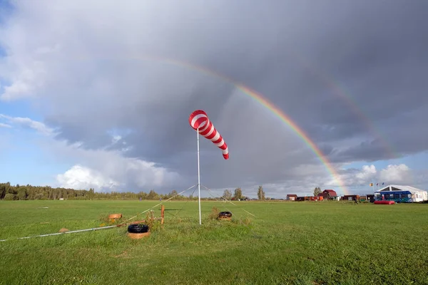 Temps Après Pluie Arc Ciel Windsock Est Sur Terrain — Photo