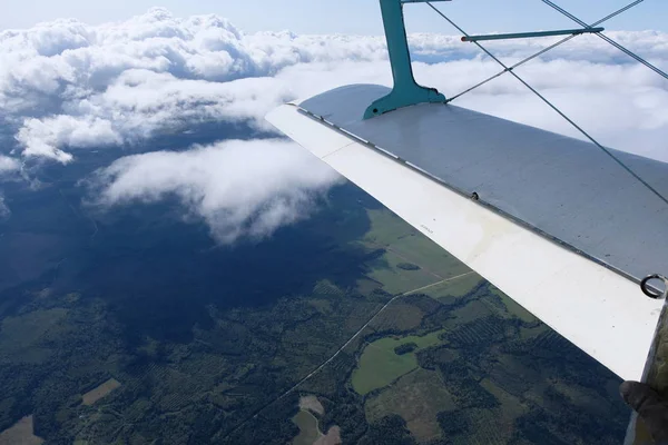 Avião Está Céu Nublado Vista Uma Porta Aberta — Fotografia de Stock