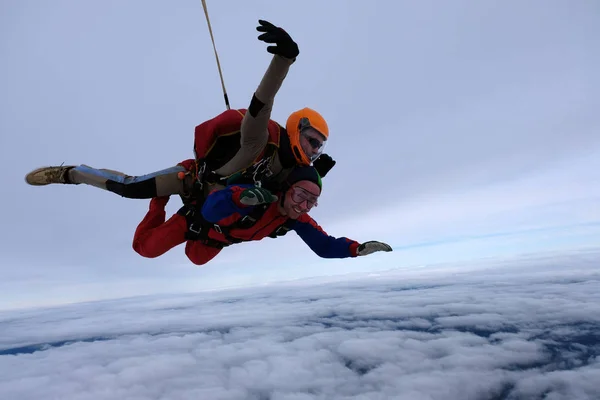 Tandem Parachutespringen Twee Mannen Vliegen Lucht Hebben Plezier — Stockfoto