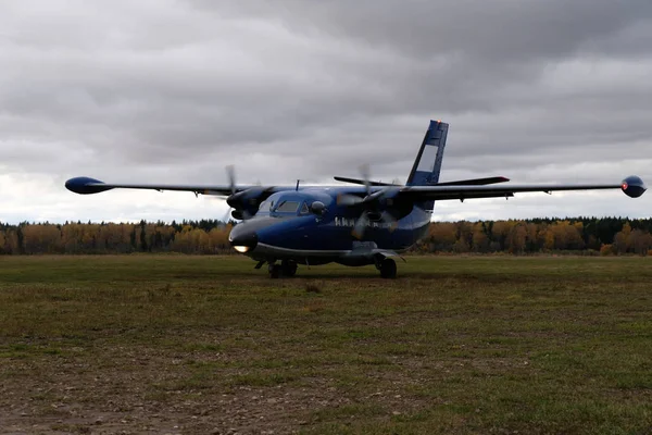 Ein Blaues Flugzeug Steht Auf Der Landebahn — Stockfoto