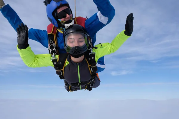 Hava Dalışı Çift Atlama Bir Ikili Eğitmen Kız Arkadaşı Gökyüzünde — Stok fotoğraf