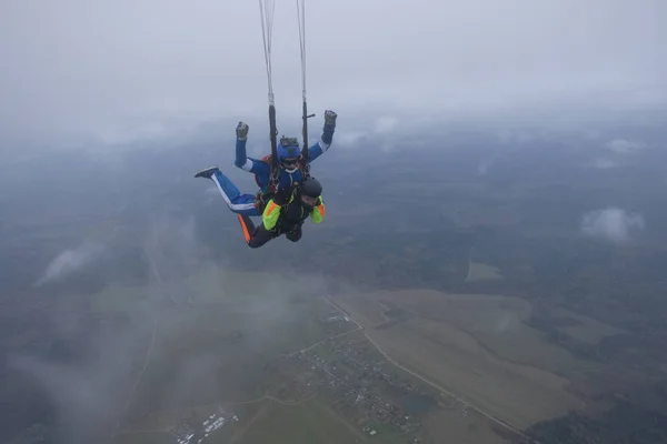 Skydiving Salto Tandem Instrutor Tandem Sua Menina Passageiro Estão Divertindo — Fotografia de Stock