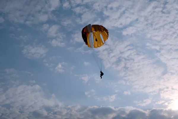 Paracaidismo Paracaidista Está Aterrizando — Foto de Stock