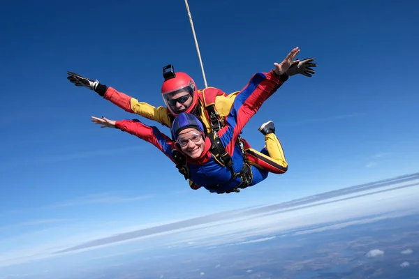 スカイダイビング タンデムジャンプ 空を楽しんで — ストック写真