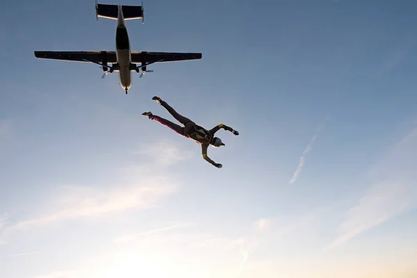 Fallschirmspringen Tapfere Frau Fliegt Den Himmel — Stockfoto