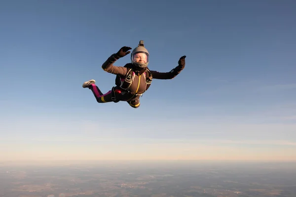 スカイダイビング勇敢な女が空を飛ぶ — ストック写真