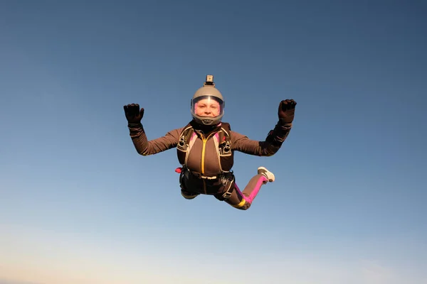 Hava Dalışı Cesur Kadın Gökyüzünde Uçuyor — Stok fotoğraf