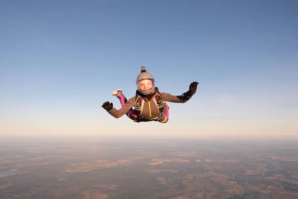 スカイダイビング勇敢な女が空を飛ぶ — ストック写真