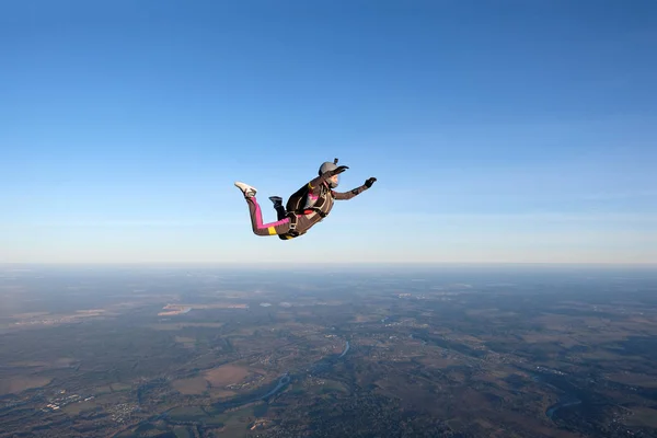 Paracadutismo Donna Coraggiosa Vola Nel Cielo — Foto Stock