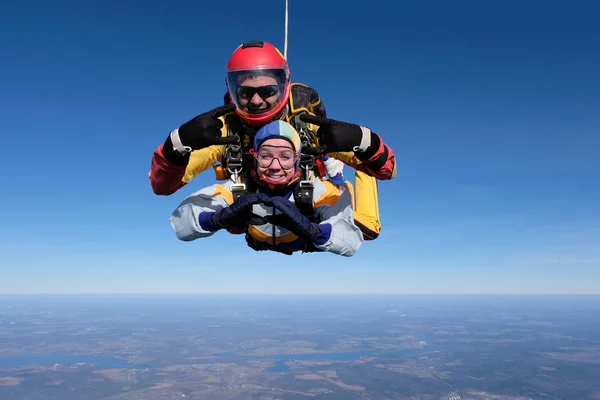 スカイダイビングタンデムジャンプ男と女が空を楽しんでいる — ストック写真