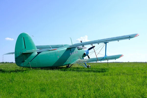 Ein Kleiner Doppeldecker Steht Auf Dem Kleinen Flugplatz — Stockfoto