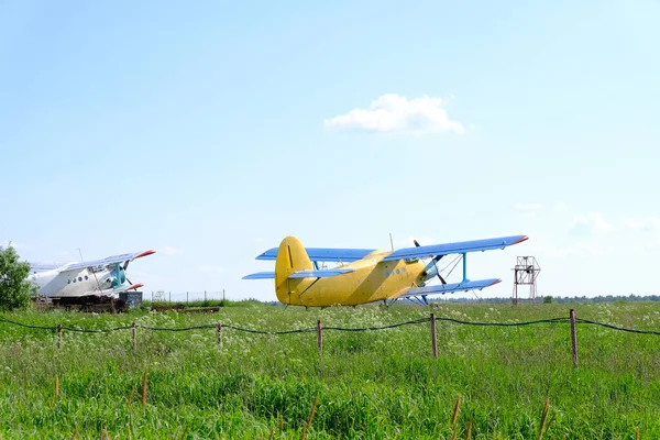 Petit Biplan Trouve Petit Aérodrome — Photo
