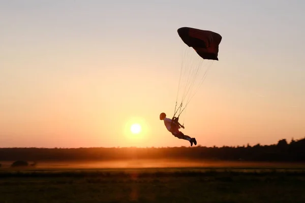 Skydiving Skydiver Está Aterrar Pôr Sol Fundo — Fotografia de Stock
