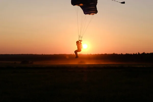 Parachutisme Skydiver Atterrit Coucher Soleil Fond — Photo