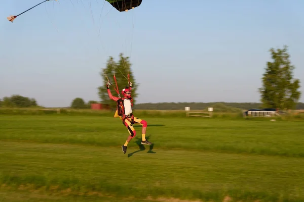 Skoki Spadochronowe Szybkie Lądowanie Skok Skydiver Ląduje Boisku — Zdjęcie stockowe