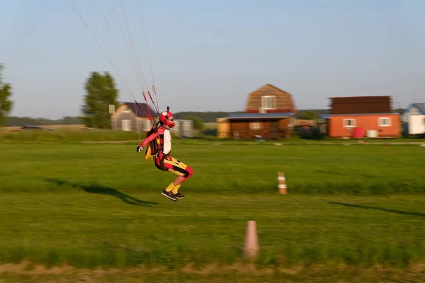 Skydiving Aterragem Rápida Swoop Skydiver Está Pousando Campo — Fotografia de Stock