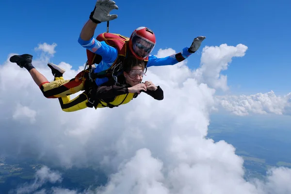Fallschirmspringen Tandemsprung Ein Mädchen Und Ihr Lehrer Fliegen Den Himmel — Stockfoto