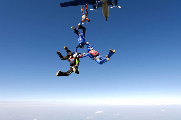 Прыжки с парашютом. Группа парашютистов тренируется в небе
.