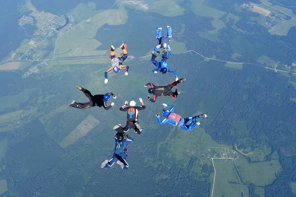编队跳伞一群跳伞运动员正在空中训练 — 图库照片