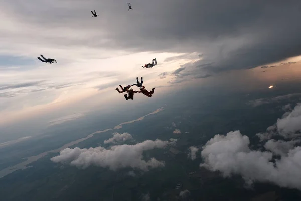 스카이다이빙 무리의 스카이다이버들 하늘에서 훈련하고 있습니다 — 스톡 사진