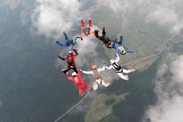 编队跳伞一群跳伞运动员正在空中训练 — 图库照片