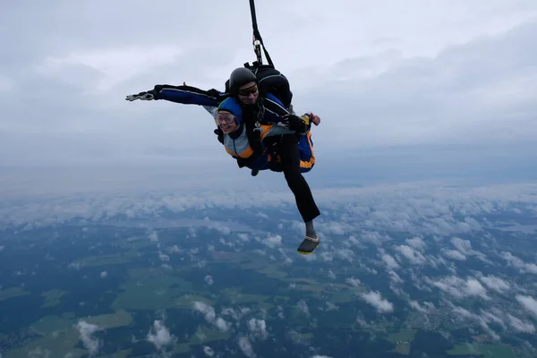 Тандем Скайдайвінг Дівчинка Інструктор Літають Хмарному Небі — стокове фото