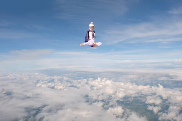 跳伞一个美丽的女孩在白云的上空飞翔 — 图库照片