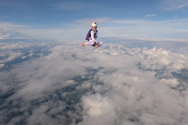 Fallschirmspringen Ein Schönes Mädchen Fliegt Himmel Über Weißen Wolken — Stockfoto