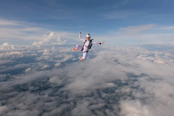 스카이다이빙 아름다운 소녀가 하늘로 날아가네 — 스톡 사진