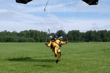 Bir paraşüt pilotu inecek..