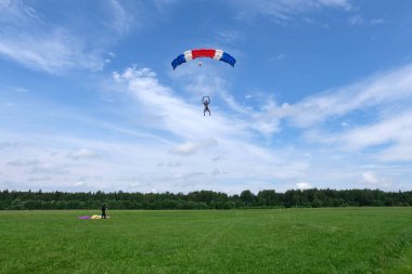 Hava dalışı. Gökyüzünde bir paraşüt uçuyor..