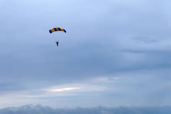 Hava Dalışı Gökyüzünde Bir Paraşüt Uçuyor — Stok fotoğraf