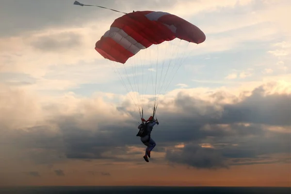 Skydiven Vliegt Een Parachute Door Lucht — Stockfoto