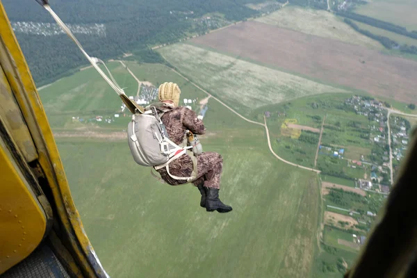 軍事パラシュートジャンプ パラシューパーは飛行機から飛び降りた — ストック写真