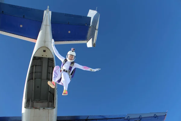 Skydiving Uma Linda Rapariga Saltou Avião Para Céu Azul — Fotografia de Stock