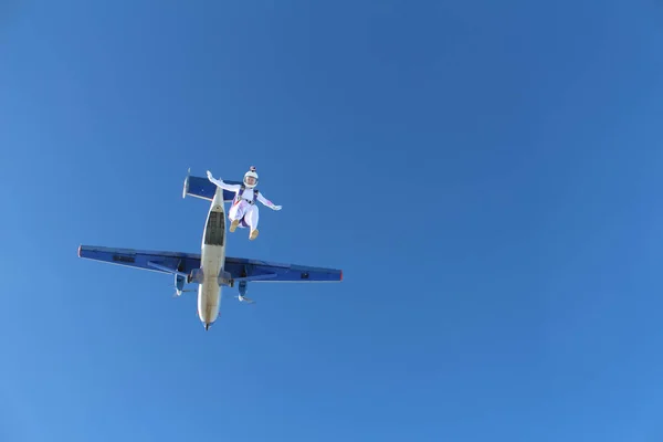 Paracaidismo Una Hermosa Chica Acaba Saltar Avión Cielo Azul —  Fotos de Stock