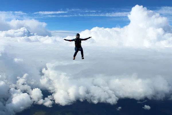 跳伞跳伞者在白云之上飞翔 — 图库照片