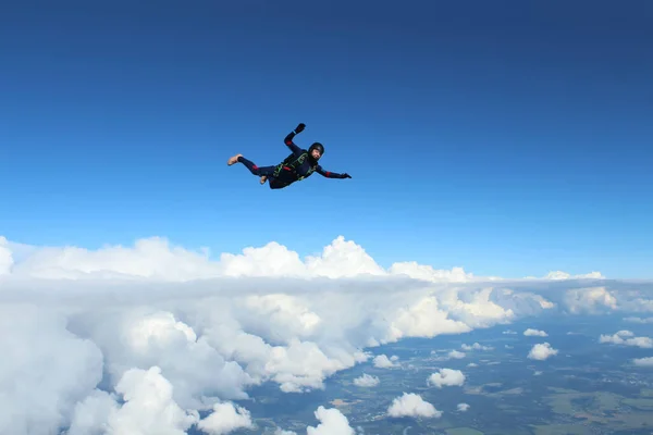 Skydiving Fallskärmshoppare Flyger Över Vita Moln — Stockfoto