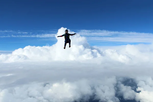 Skydiving Pára Quedista Está Voando Acima Nuvens Brancas — Fotografia de Stock