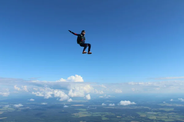 Ελεύθερη Πτώση Ένας Αλεξιπτωτιστής Πετάει Πάνω Από Άσπρα Σύννεφα — Φωτογραφία Αρχείου