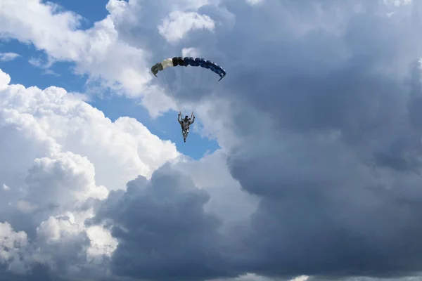 Formación Paracaidismo Grupo Paracaidistas Están Entrenando Volando Cielo — Foto de Stock