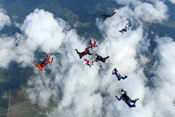 Formazione Paracadutismo Gruppo Paracadutisti Allenano Volano Nel Cielo — Foto Stock