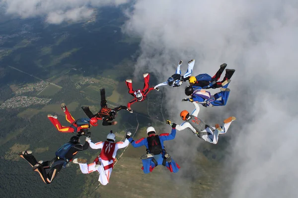 编队跳伞一群跳伞运动员正在空中训练和飞行 — 图库照片