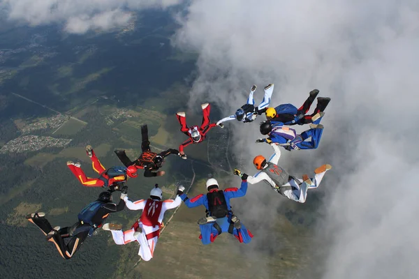 Bildning Fallskärmshoppning Grupp Fallskärmshoppare Tränar Och Flyger Himlen — Stockfoto