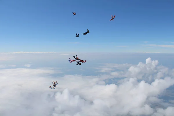 Formazione Paracadutismo Gruppo Paracadutisti Allenano Volano Nel Cielo — Foto Stock